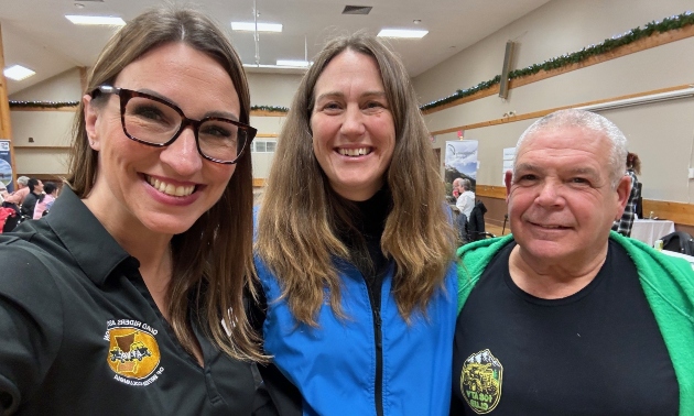 Kirstin next to a lady and fellow from the 100 Mile tourism forum