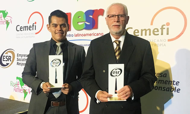 David Mora and Fernando Ayala, BRP Mexico collaborators,
receiving the ESR distinctive.