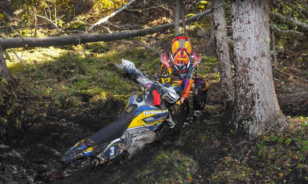 Victoria Hett racing around a tree on an offroad course. 